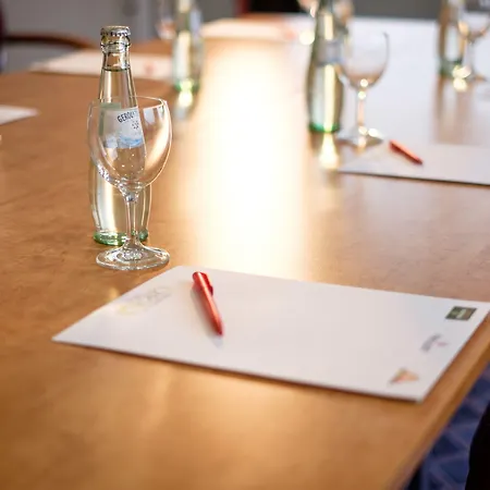 ケーニヒスホフ アム フンクトゥルム 3*